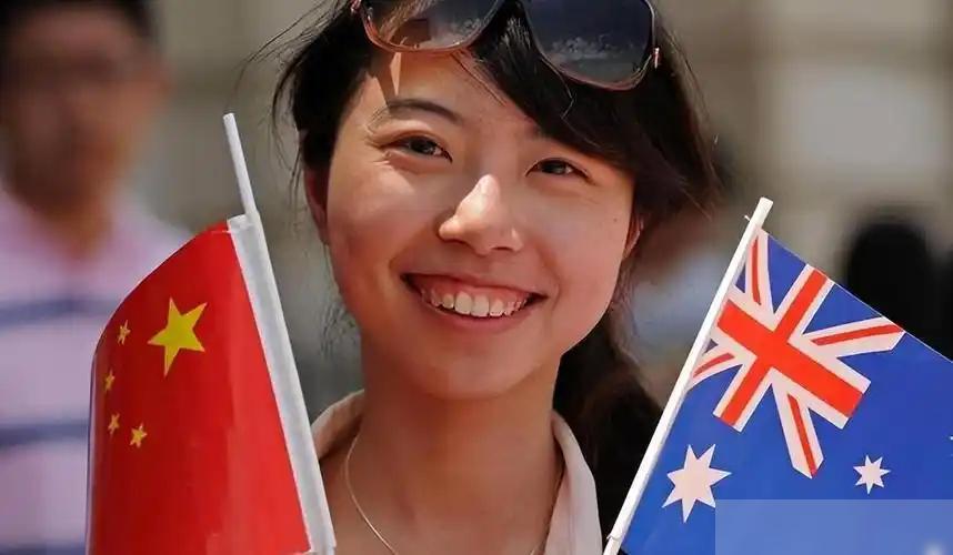 美籍华人直言：小国敢惹中国不敢惹美国，根本不是实力差距！而是背后那笔账太现实：惹