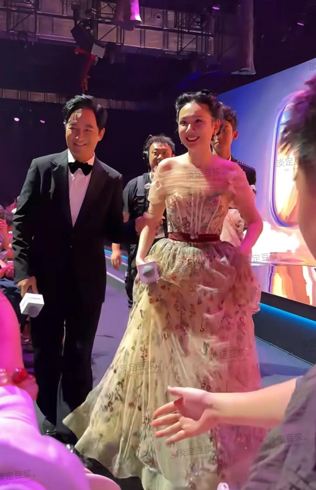 看演员程莉莎参加活动穿一件那么大的裙子，像婚纱似的，美倒是很美，就是给她老公和儿