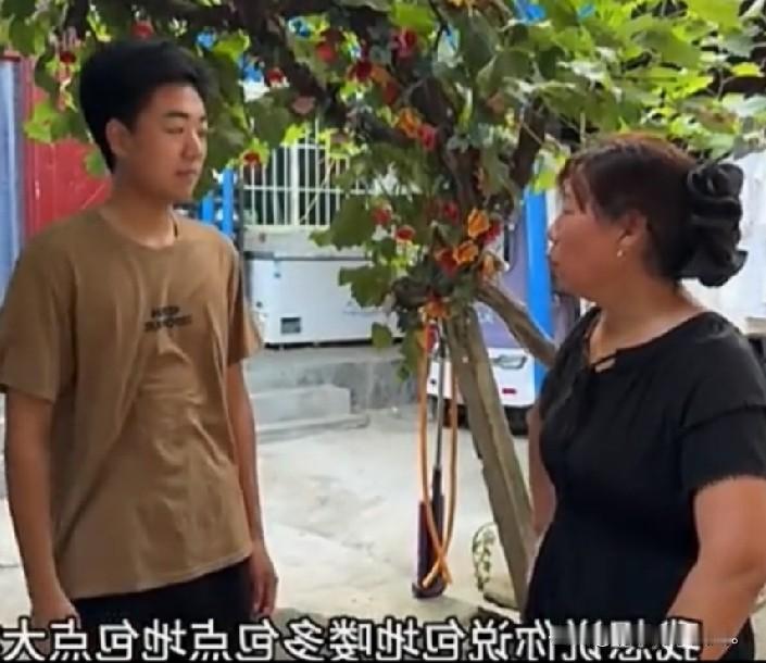 小故事！灵洋趁雨露不在家，他赶快跑去问他妈，灵洋对他妈说，我觉得