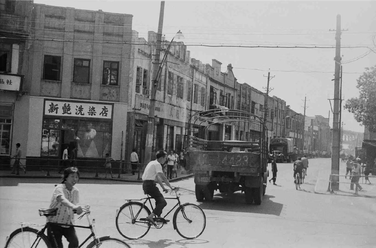 街景，武汉，1977年8月摄。​​​