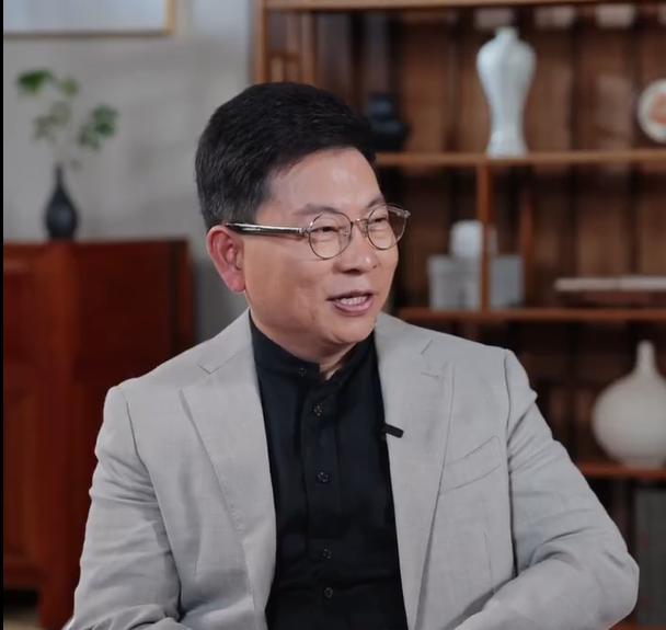 余承东内部批评鸿蒙车机！近日，余承东在内部严厉批评鸿蒙车机体验，指出其没有资