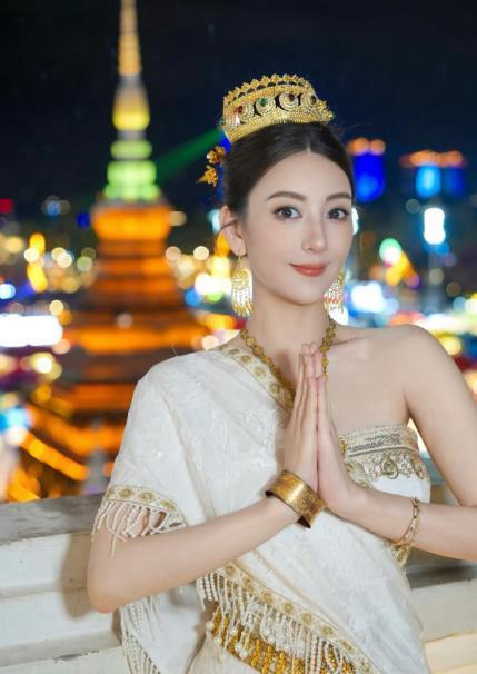 方媛三胎孕照天王嫂方媛被网友遇到，已经官宣怀三胎一个多月，从外形来看，方媛的身