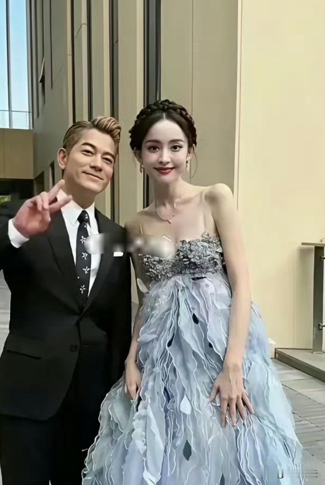 不怪郭富城忍不住跟她合照。​作为一个女人，我都心动不已[爱心]​​​