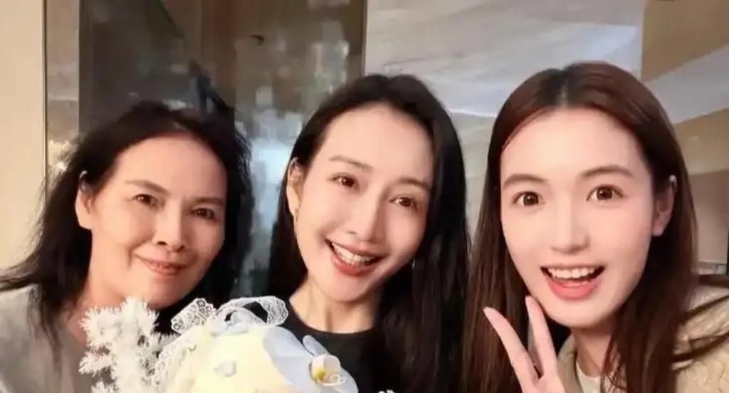近日有路人拍到43岁的王鸥和母亲、妹妹结伴外出聚餐，全程没有让随行的育儿嫂接手，