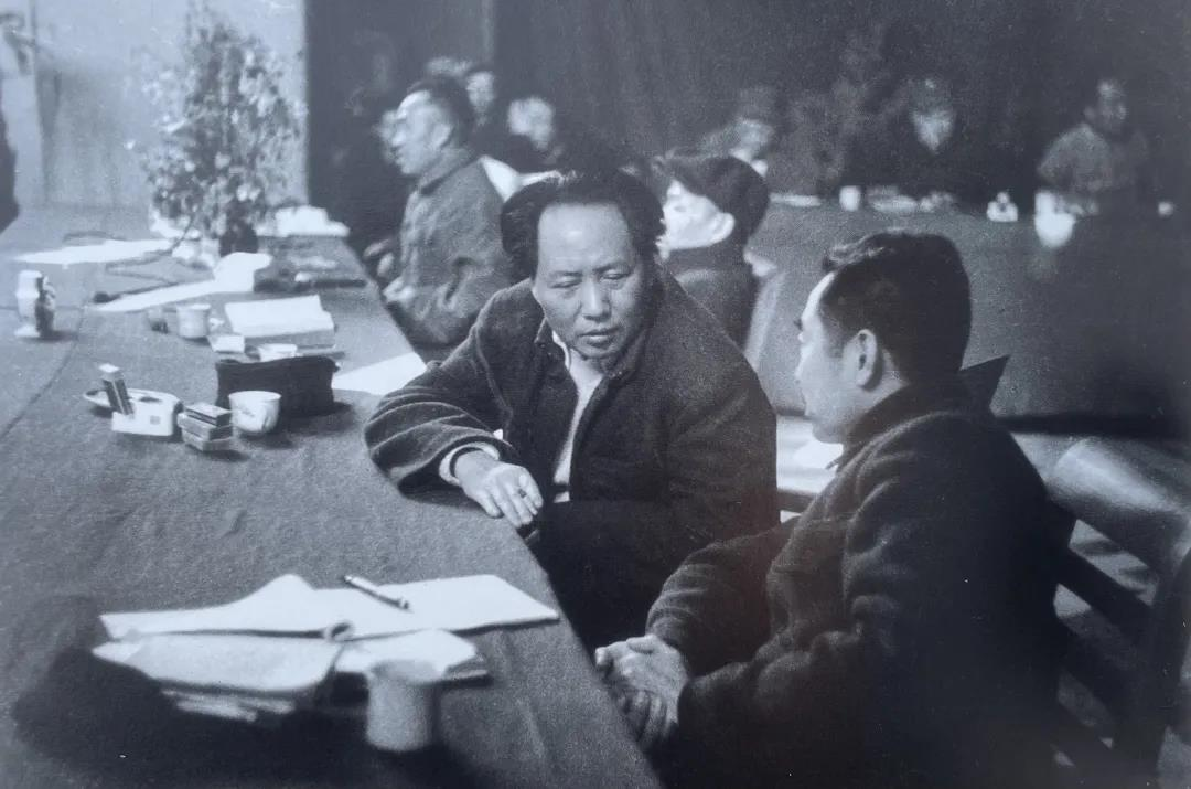 毛主席曾经说过：“当时只有一个半人主张出兵”，一个是毛泽东自己，那半个是周恩来。