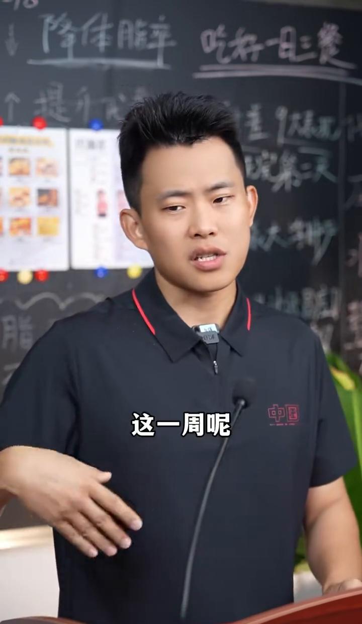 别信那些“7天瘦10斤”的神话，那不是减肥，是脱水加自残。你不是在燃脂，是在拆