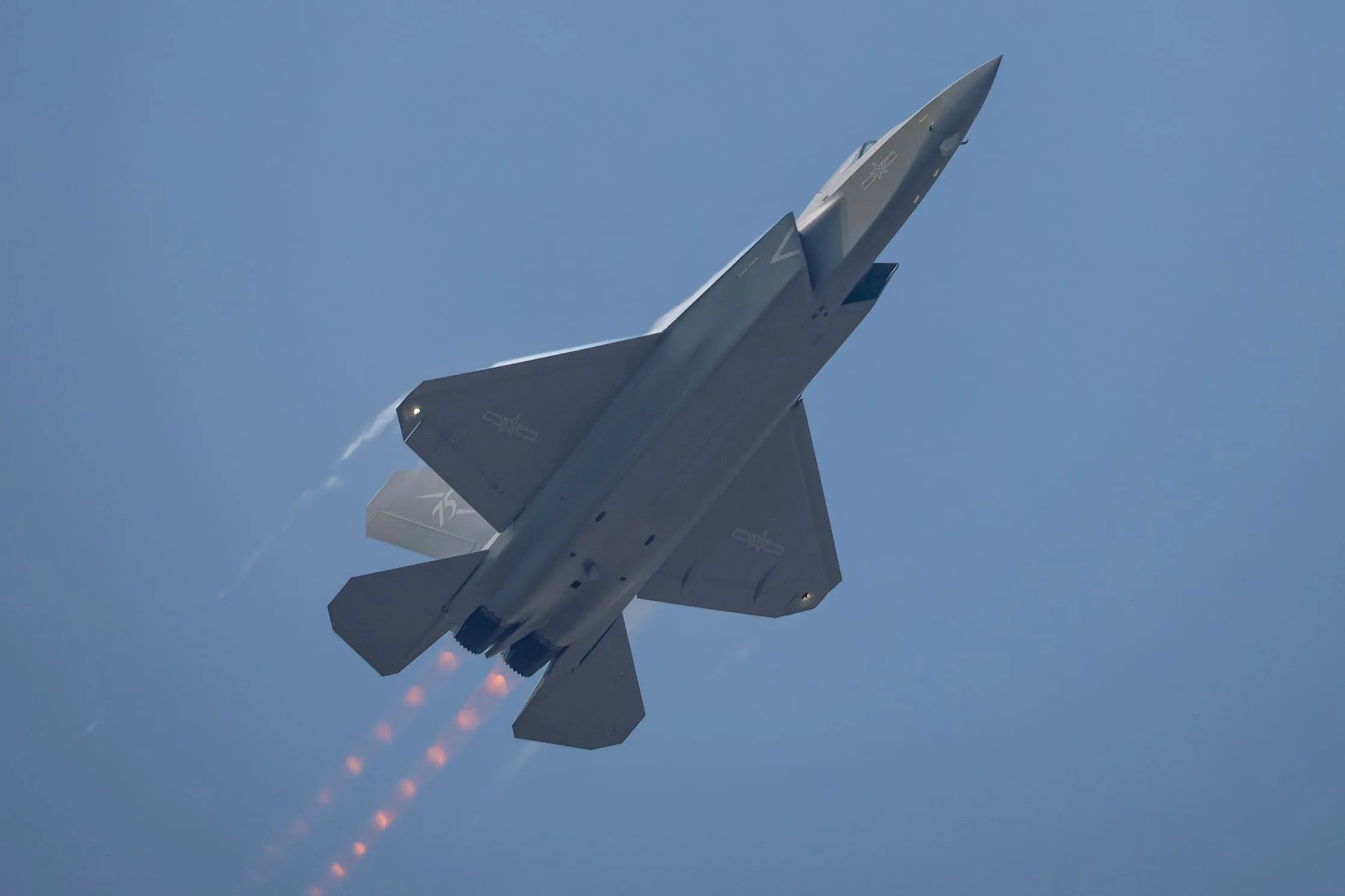 J-20A和J-35A美图这是在六代机服役之前中国空军称霸西太平的关键，也是中