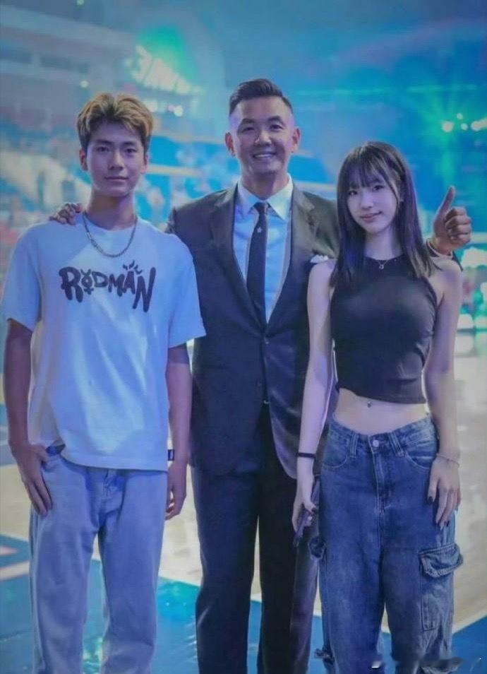 这是小s女儿和大姐儿子，不得不说，S家基因是真不错