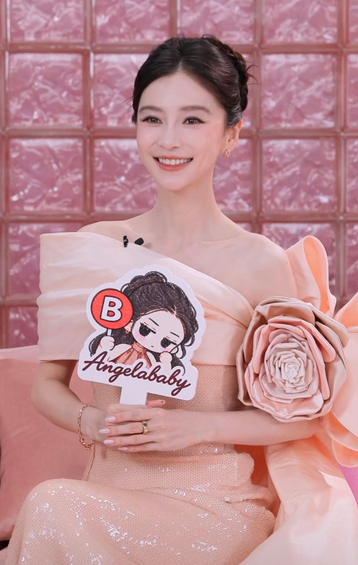 回答对问题就笑嘻嘻的女孩angelababy​​​