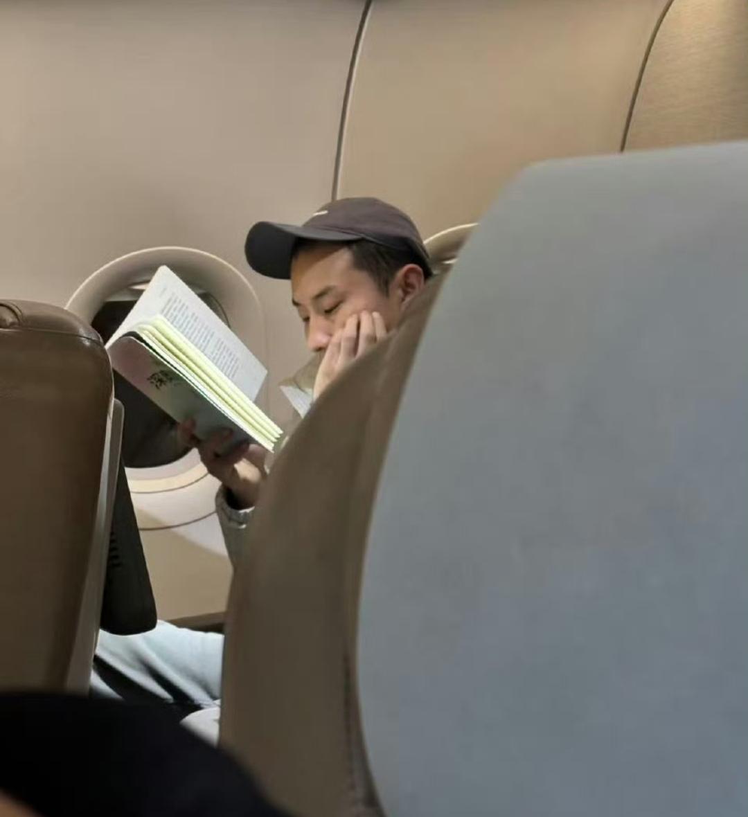 徐志胜这是手机没电了吗？有网友分享自己偶遇徐志胜的照片，好像是在飞机上。徐