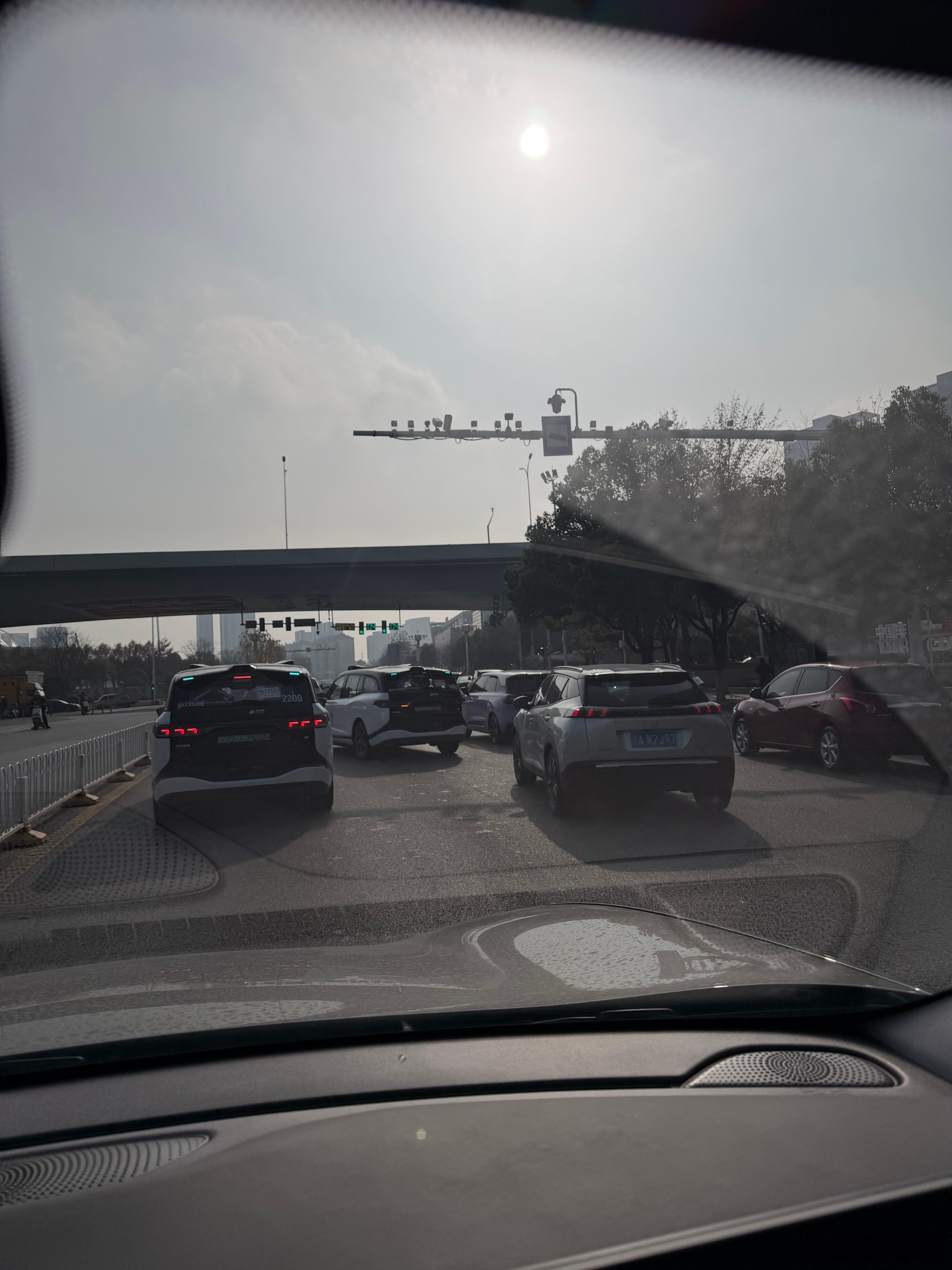 萝卜快跑插队萝卜快跑，很合理（图1）。自家人让自家人……现在看到越来越频繁出现的