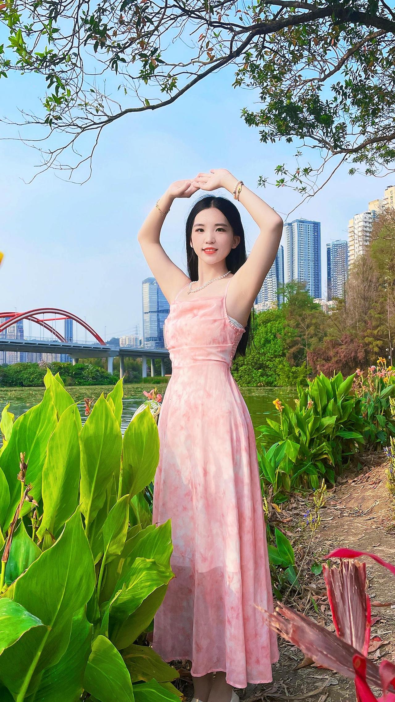 你携缓缓月色而来，而雪也好似温柔弥漫。红颜倩影入诗行，一笑人间四月天。美女清