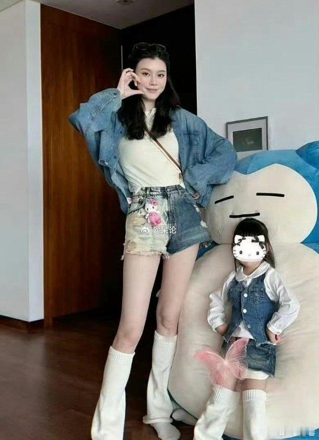 奚梦瑶女儿遗传了她的大长腿，以后肯定是个高颜值的小公主，何猷君也算改善了后代的基
