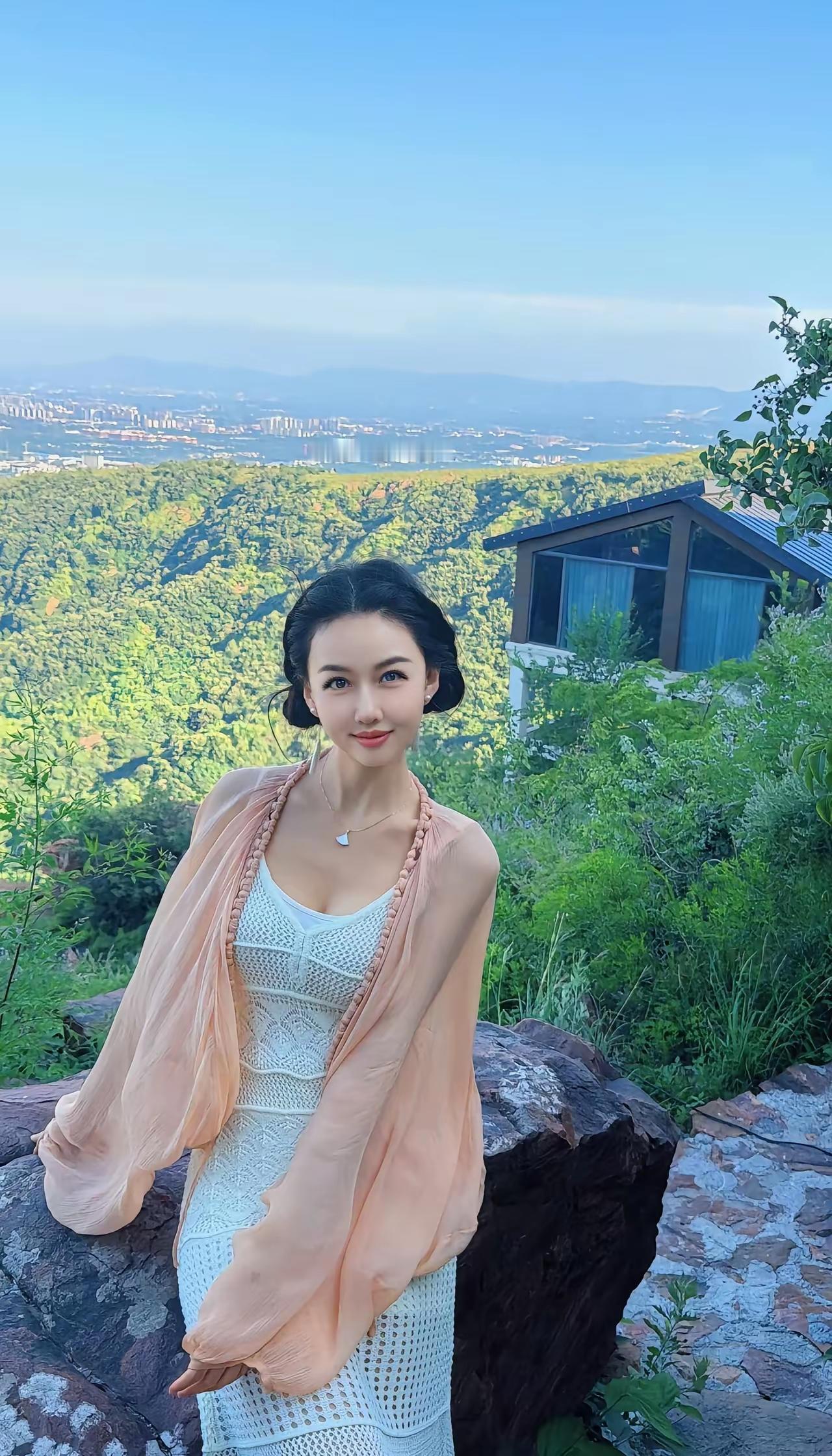 风景美如画，她站在山头笑。