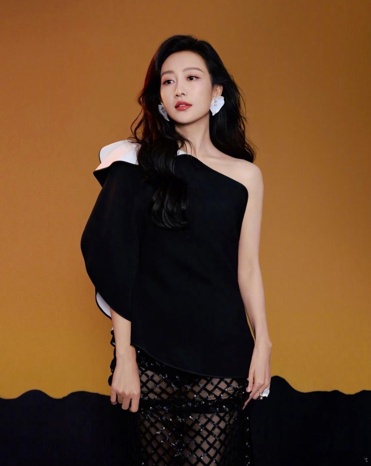 1.王鸥的前任已经结识新的交往对象，便不再过来纠缠，也不愿支付抚养费，把抚养女儿