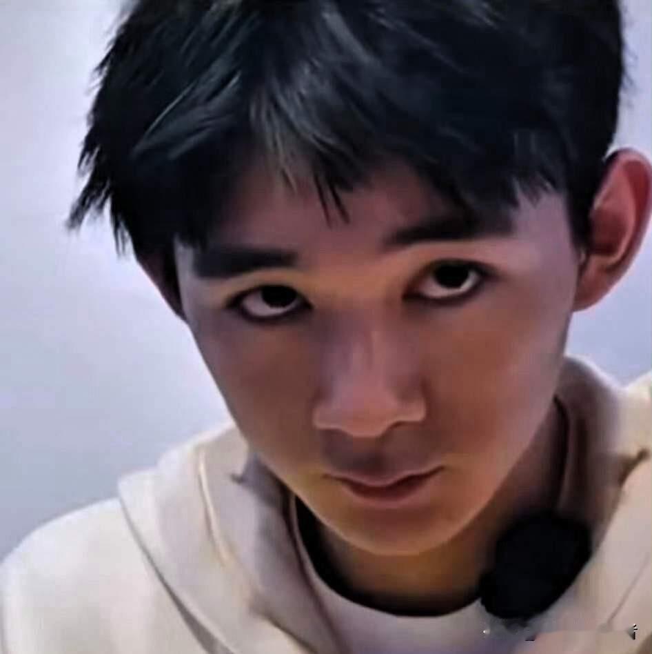 荣梓杉塌房这件事真的很意外，还是和自己的校友，年龄不大，家长不管吗？作为艺人时刻