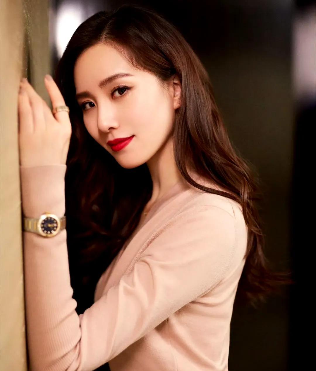 #刘诗诗#刘诗诗身着浅米色针织衫，搭配卡其色长裤，简约穿搭尽显温柔气质。腕间欧米