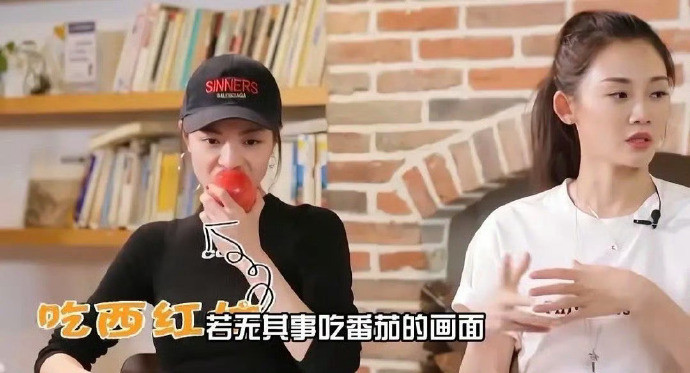 芳华女主苗苗发言时，钟楚曦在旁边要么抠指甲要么吃东西，表情也一副很不屑苗苗讲话的