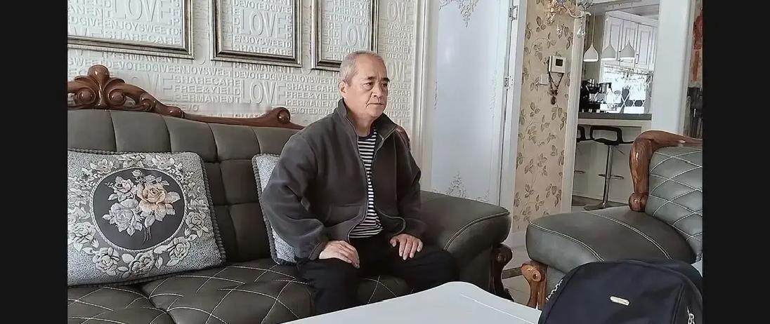 天津一个立交桥底下，一个70岁的老爷子，愣是把一辆破依维柯当成了家开始还不解，