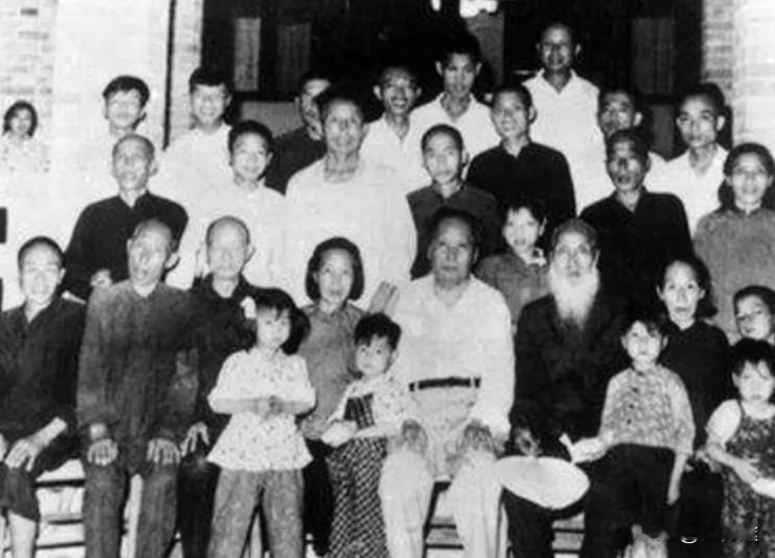 毛主席想起残疾的九弟无人照顾，忍不住流下眼泪，他艰难的拿起笔，给政府写了一封信：