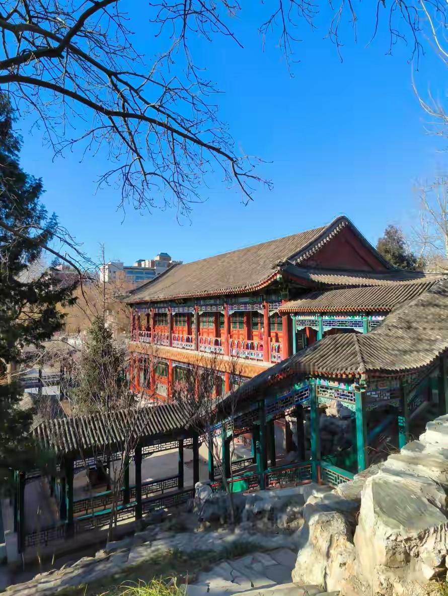这是《红楼梦》大观园里迎春住的缀锦楼，1楼2楼都有回廊，而且还突出一部分。光看房
