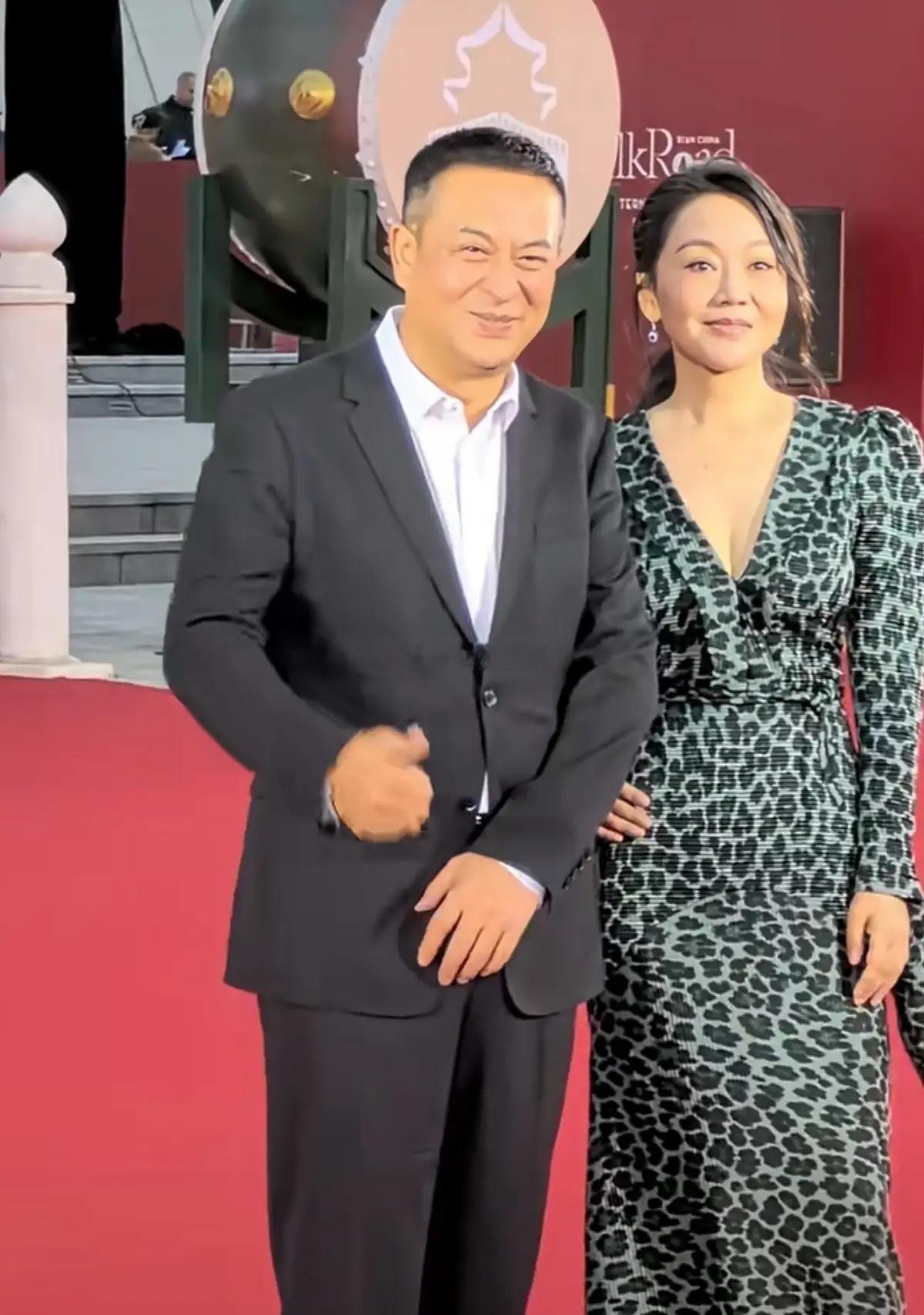 闫妮当众吐槽张嘉益！在《主角》新剧发布会现场，闫妮对着镜头半开玩笑说，张嘉益把身