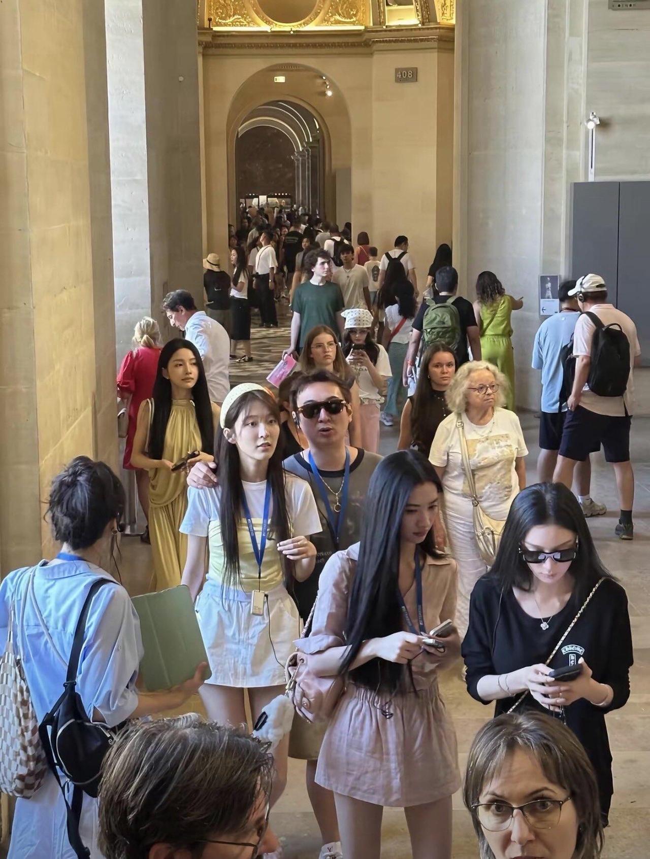 王思聪是不是考导游证了？一次性带6名女生游法国近日，有网友拍到王思聪去法国卢浮