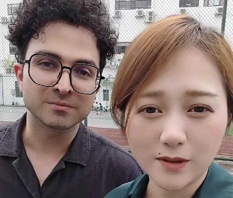 三个孩子说退学就退学，全家从中国搬去土耳其，这操作搁谁家不得吵翻天？小米娜的