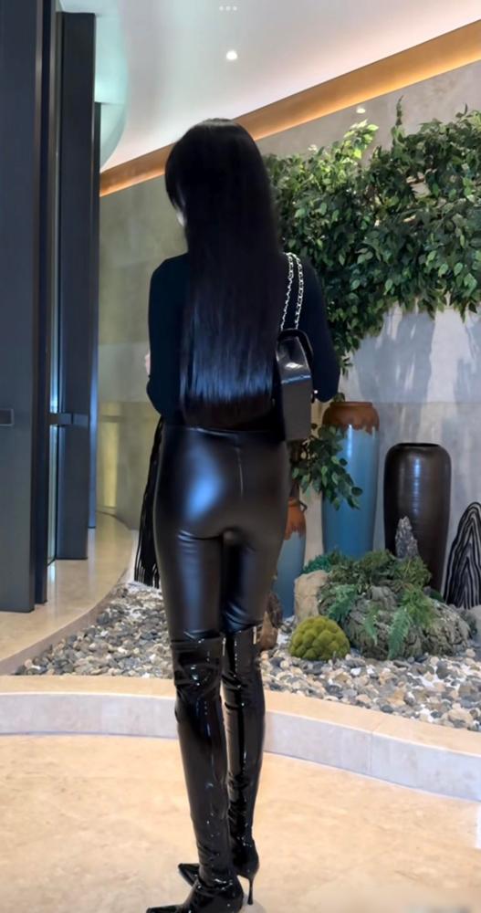 那些还在死磕10厘米恨天高的姑娘，建议去看看今年商场最火的货架。5到8公分这