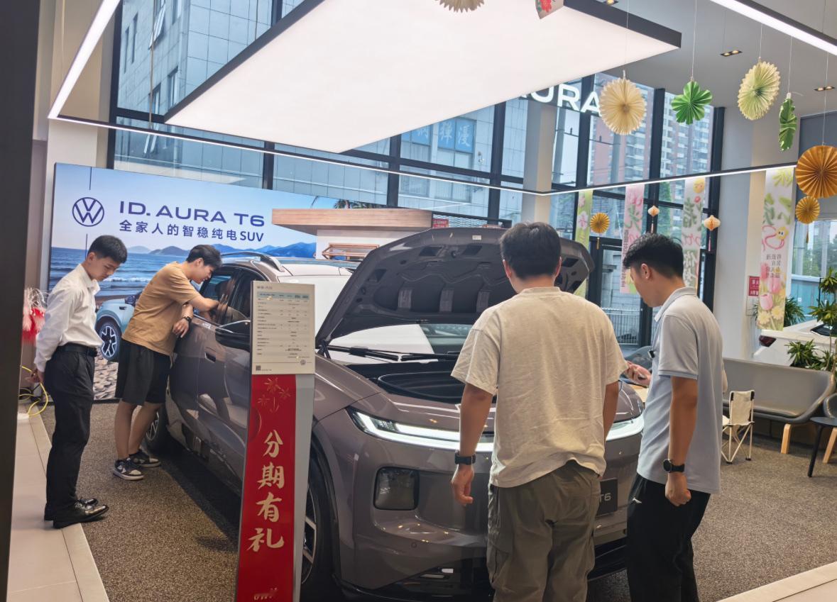 最近去大众门店看车，明显能感觉到ID.AURAT6真的卖爆了，看车、订车的人络绎不绝。不得不说，这次
