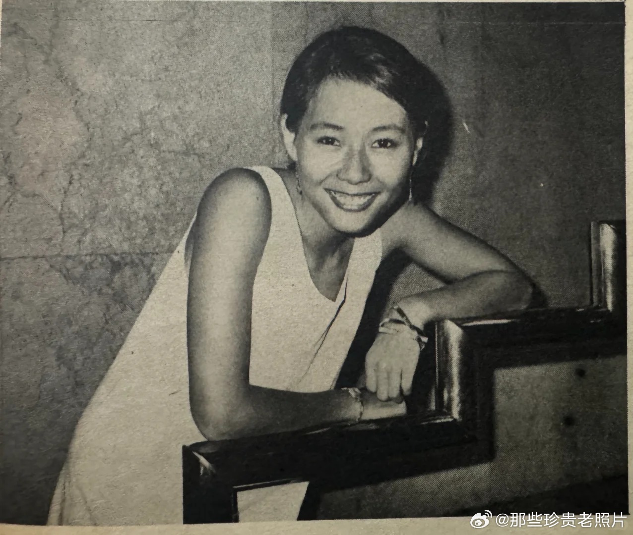 年轻时候的叶童叶童1963年出生于香港一个普通家庭，父亲重男轻女，母亲忙于生计。