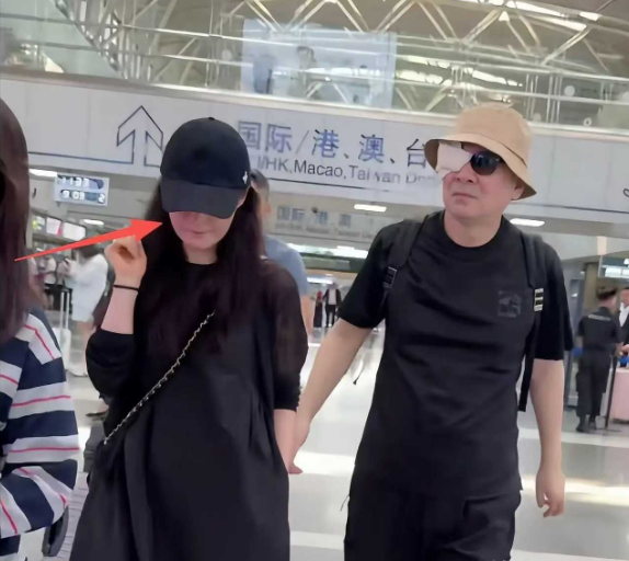 近日，陈建斌现身机场时右眼包扎纱布，行动迟缓，身旁的蒋勤勤表情严肃，二人互动甚少