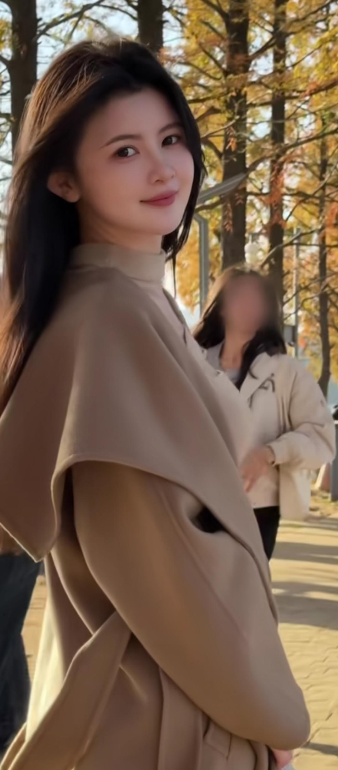 秋日暖阳下，温柔笑靥如花