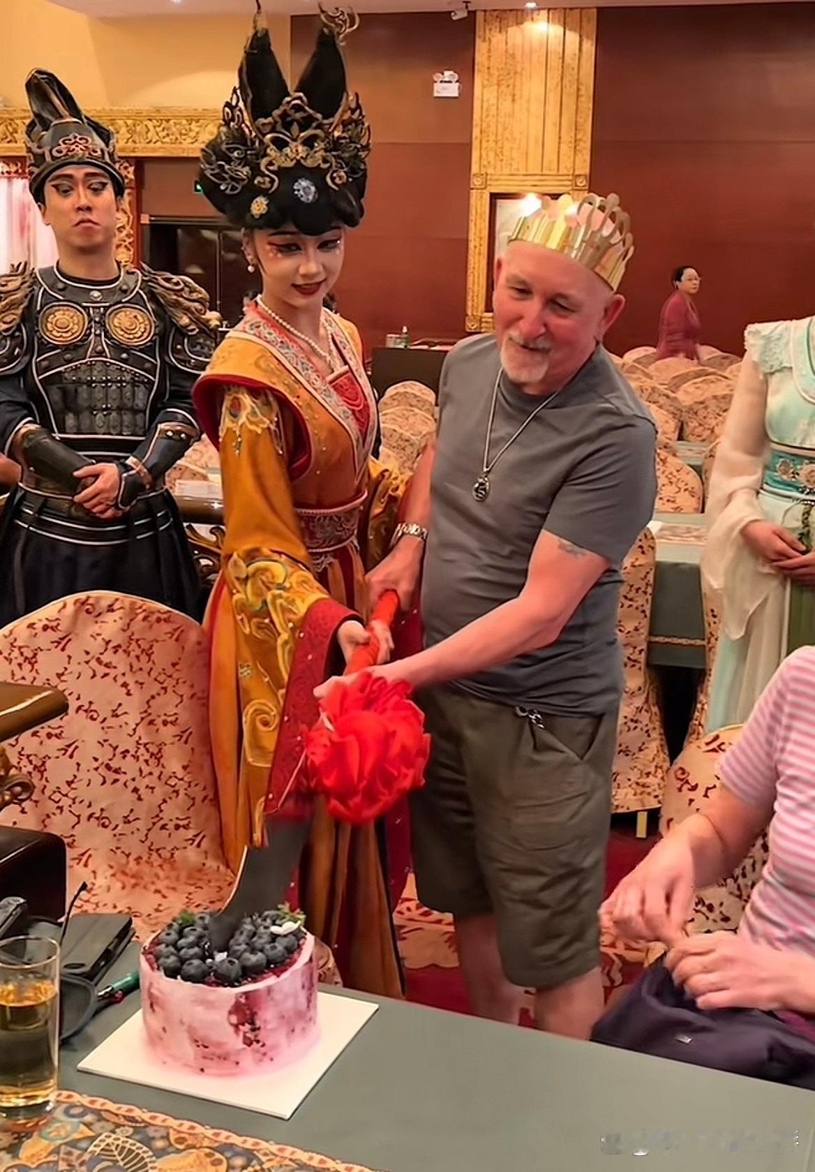 这就叫情绪价值🤣👌老外回国连夜写了一篇意林