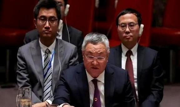 联合国安理会，上百个国家的代表正襟危坐，空气都有点凝重。说白了，4月2日的联合国