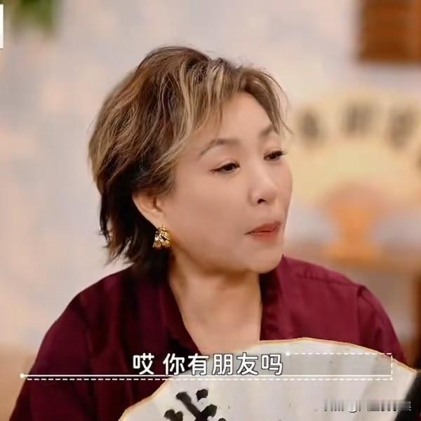 李静：“周杰，你每天吃几顿饭？”周杰：“我每天只吃一顿中饭，早上吃一个苹果。”李