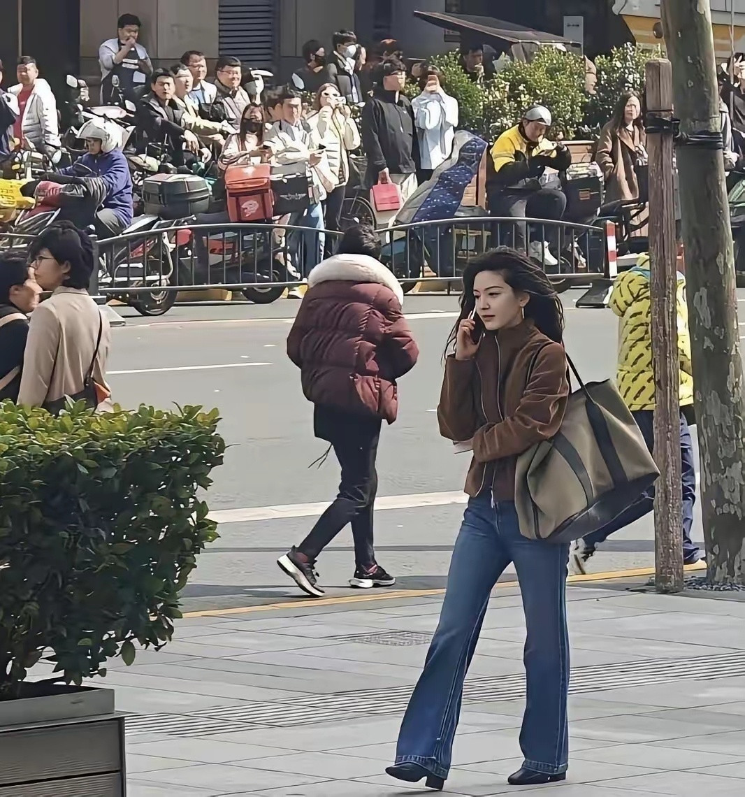 偶遇一次章若楠，你就明白了，明星的淡颜在现实中的冲击力到底有多大了​​​