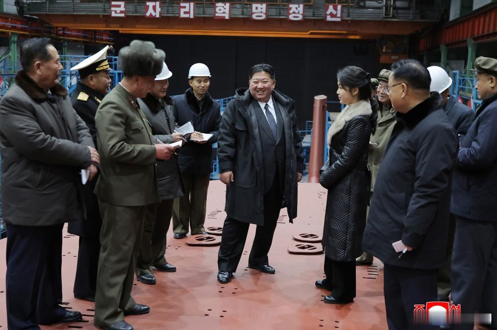 金正恩携爱女金主爱视察潜艇建设。
