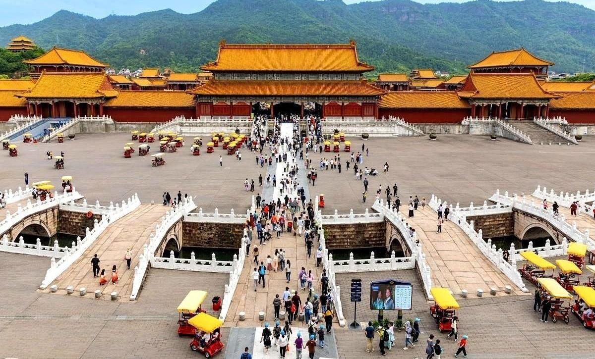 金华旅游圈的天，变了。曾经的霸主横店，竟然被一个古镇拉下马。国庆数据一出来，
