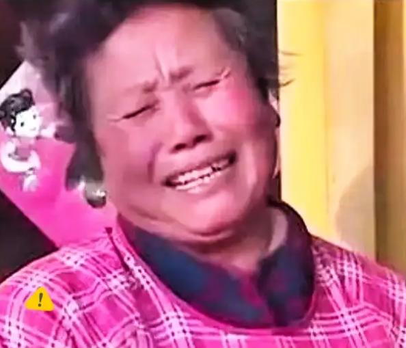 母亲联合4个女儿毒打大儿媳，父亲不但不劝阻，反而拿出一把杀猪刀站在一旁叫嚣：“打
