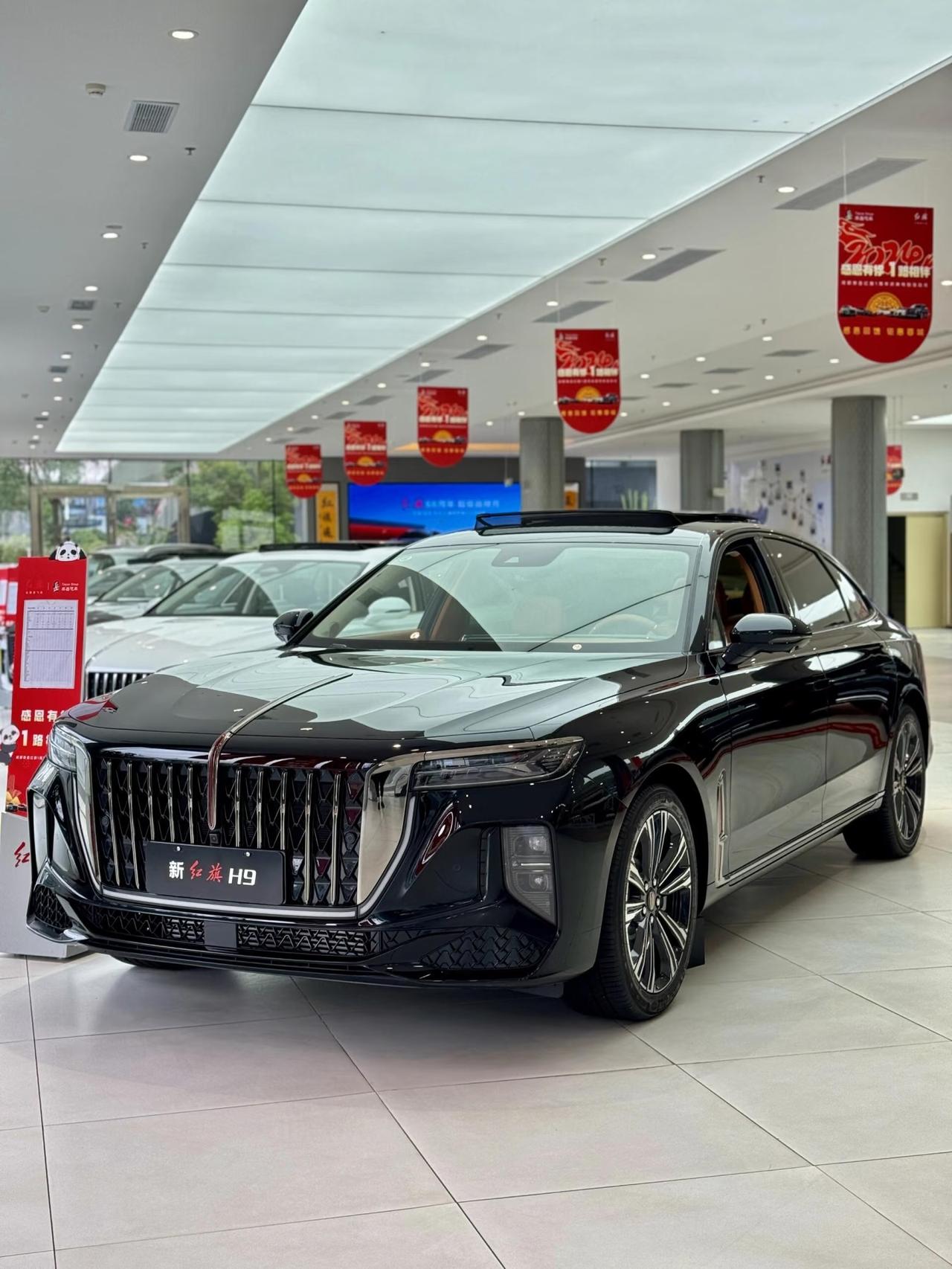 汉武大帝里刘彻夸霍去病的一句话“天生贵气，怎么打都赢”红旗H9就有这种感觉。伴随