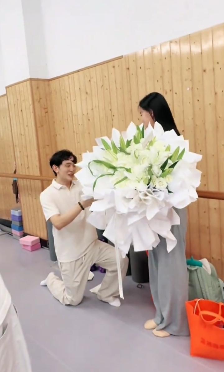 见过无数个结婚的，还第一次目啫别人求婚的。情况也还比较炸裂。女孩89年，男孩98