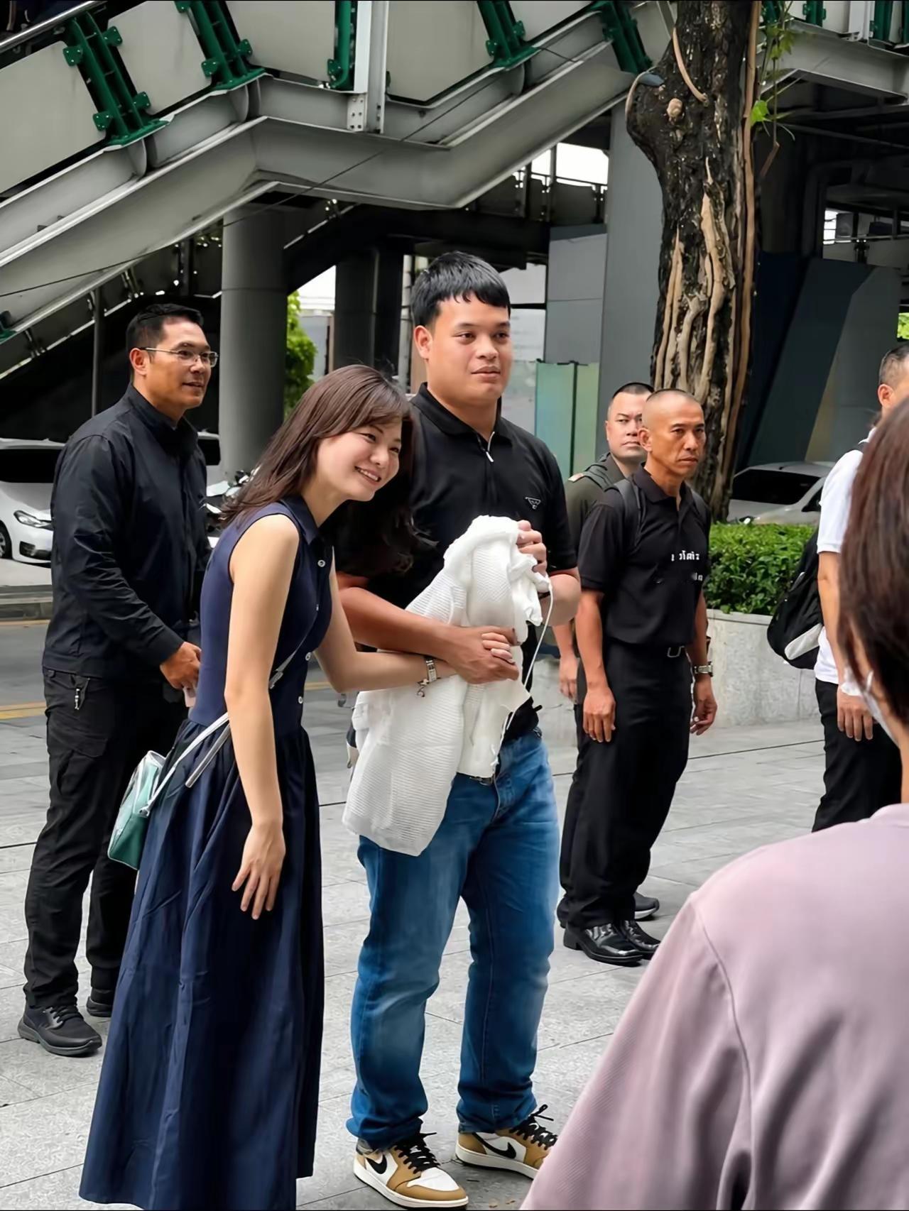谁能想到，那个曾经因为“表情包”火遍全网的泰国王室成员提帮功，如今画风突变。