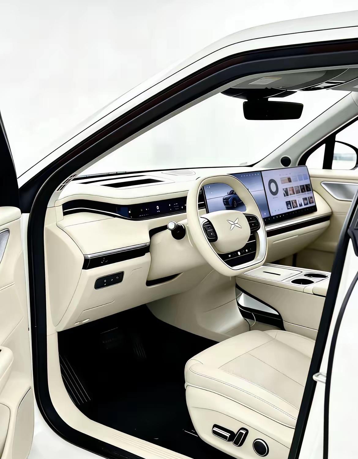 小米GX内饰的设计与蔚来差的不是一点半点，同样都是品牌旗舰，豪华感的差距是几何级