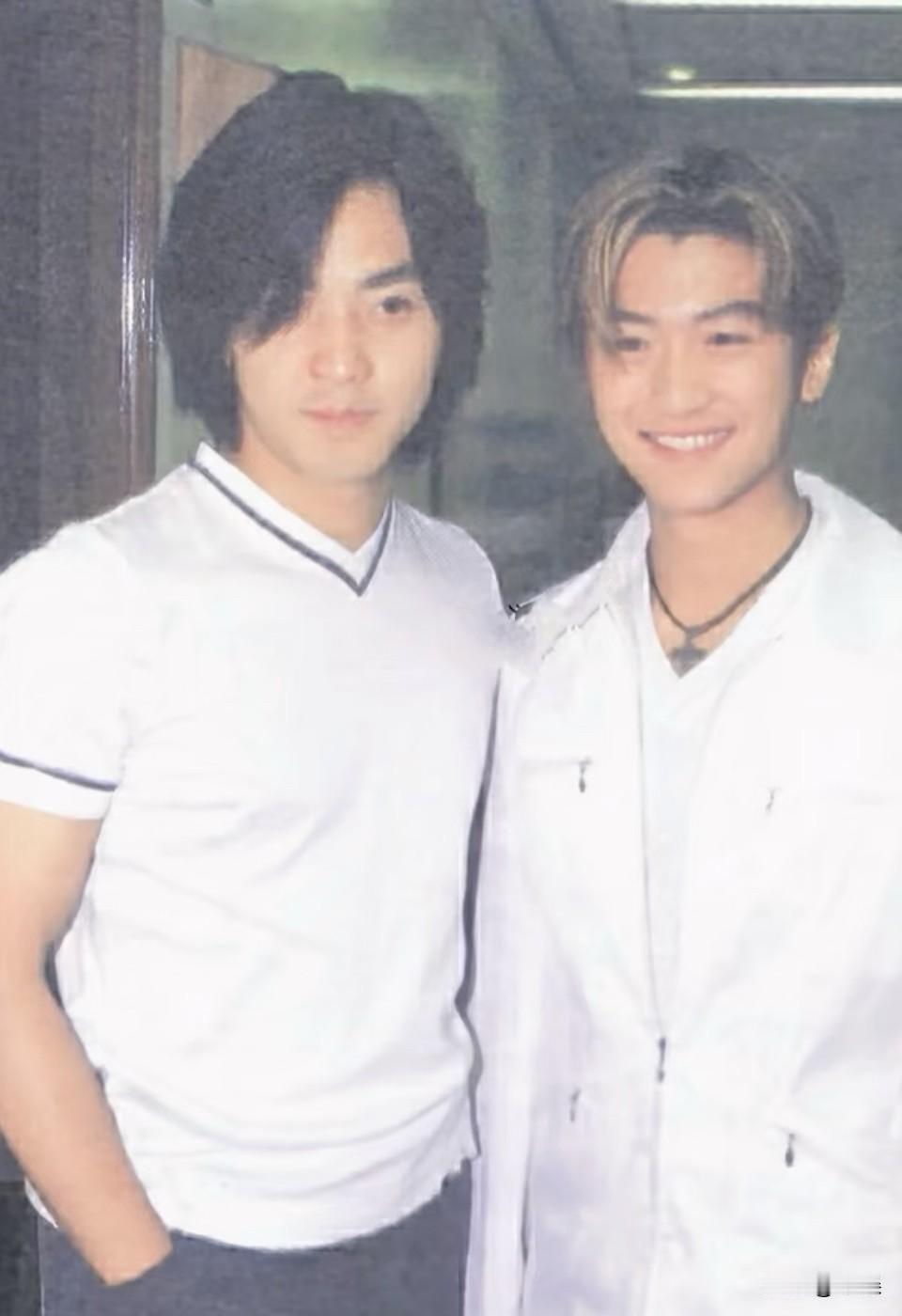 16.7岁的谢霆锋合照。锋哥脸好小，小时候我觉得锋哥舞台上又帅又酷，但是私底下又