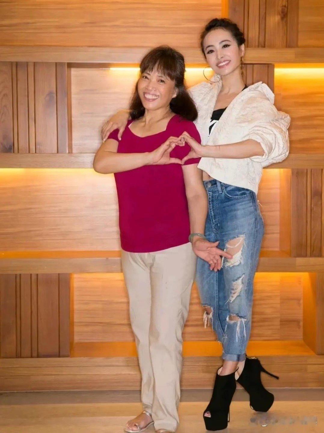 蔡依林和她妈妈太像了，笑容和妈妈一模一样。
