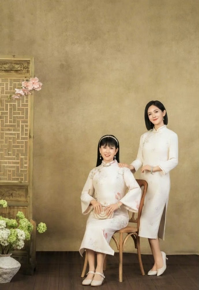 谢娜祝福父母金婚谢娜：这次恰逢爸妈五十周年金婚纪念，我们一家三口特意去拍了正式