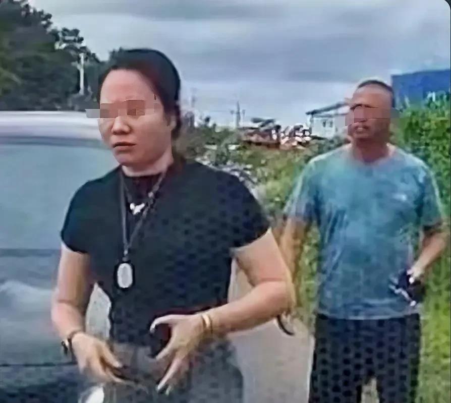 这个才是“亮证姐”真实的现场照片，网上的都是AI照片。从男司机的采访中可以了解到