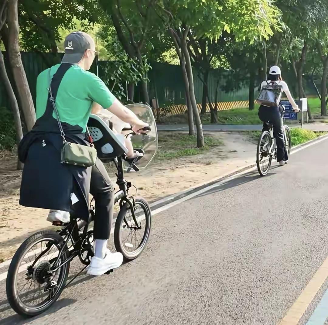 这一家三口的背影，真是温馨的画面啊。近日，有网友偶遇陈伟霆一家三口，何穗在前