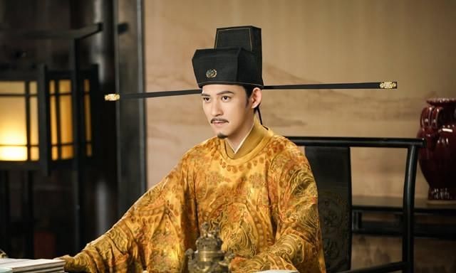 997年，宋太宗驾崩。太监王继恩请宰相吕端“议所立”。吕端趁王继恩不注意，迅速把